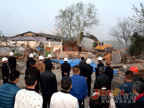 市11家单位联合执法拆除韭菜园“两违”建筑