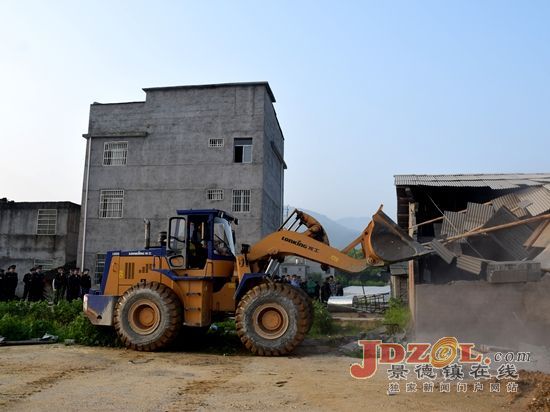 市11家单位联合执法拆除韭菜园“两违”建筑