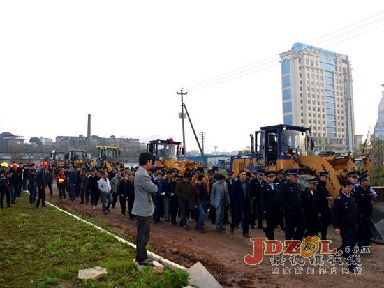 市11家单位联合执法拆除韭菜园“两违”建筑
