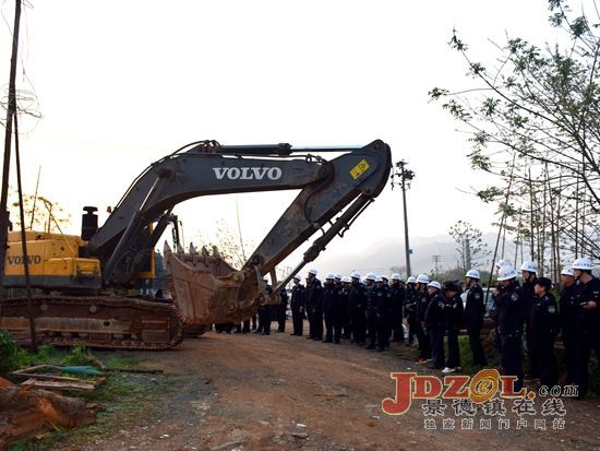 市11家单位联合执法拆除韭菜园“两违”建筑