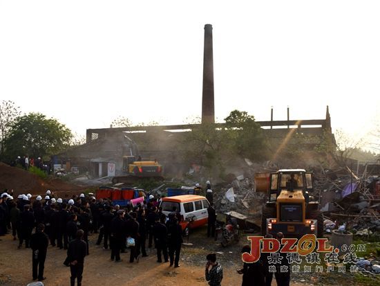 市11家单位联合执法拆除韭菜园“两违”建筑