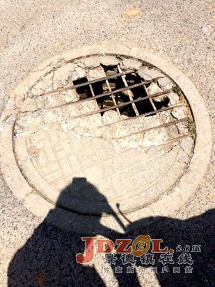 [黑榜]我市马路及人行道多处井盖下陷凸起