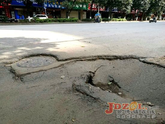[黑榜]我市马路及人行道多处井盖下陷凸起