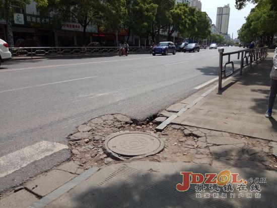 [黑榜]我市马路及人行道多处井盖下陷凸起