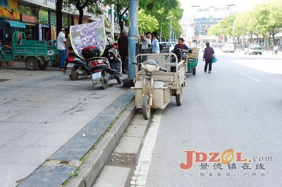 [黑榜]电动车闯红灯、随意停放、逆向行驶