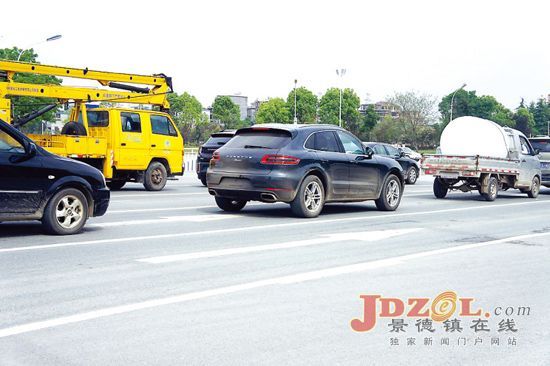 [黑榜]我市街头出现汽车未挂号牌却在行驶