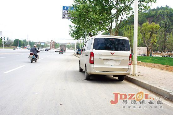 [黑榜]我市街头出现汽车未挂号牌却在行驶