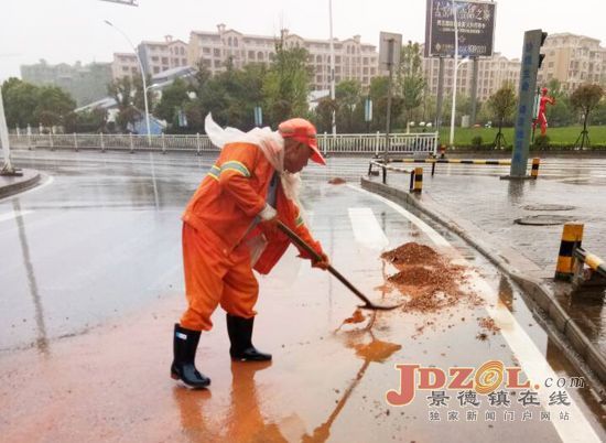 大雨中，昌江区百余名环卫工人清污排水忙