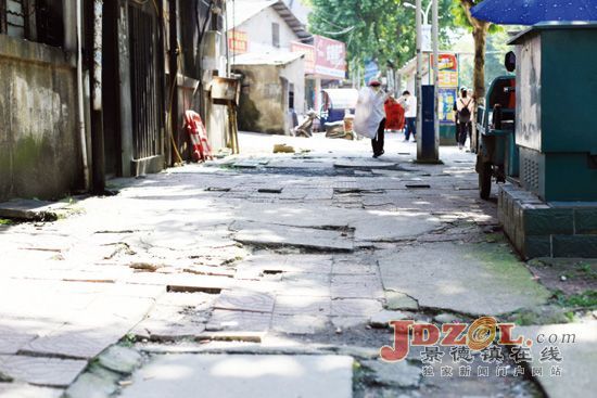 [黑榜]记者呼声：期待人行道不再“埋雷”