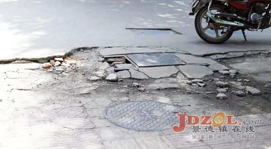 [黑榜]记者呼声：期待人行道不再“埋雷”