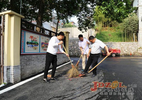 昌江区党员干部到蟠龙岗社区整治环境卫生