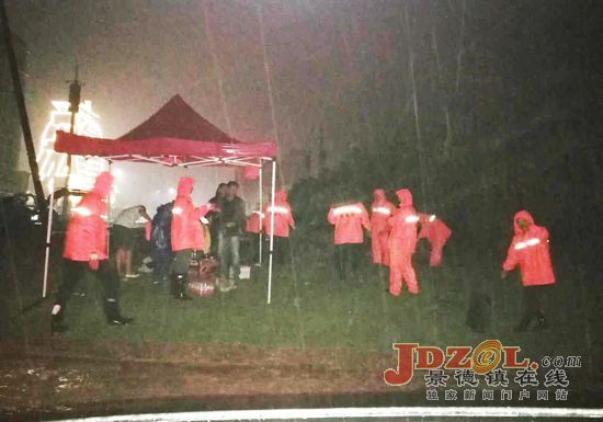 昌江区环卫局暴雨中整治韭菜园绿化片垃圾