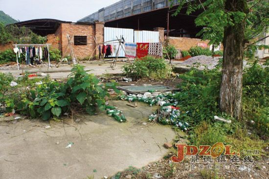 [黑榜]记者两地走访：垃圾死角，需快清理