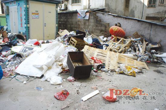 [黑榜]记者两地走访：垃圾死角，需快清理