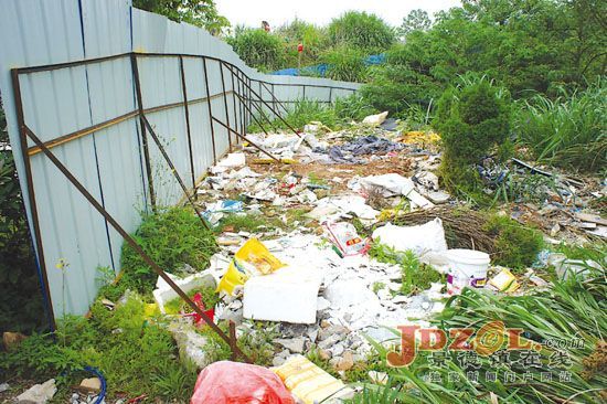 [黑榜]记者两地走访：垃圾死角，需快清理