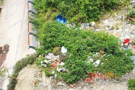 [黑榜]记者两地走访：垃圾死角，需快清理