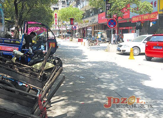 [黑榜]记者呼声：公共道路资源不容侵占！