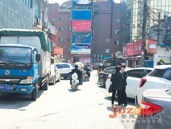 [黑榜]记者呼声：公共道路资源不容侵占！