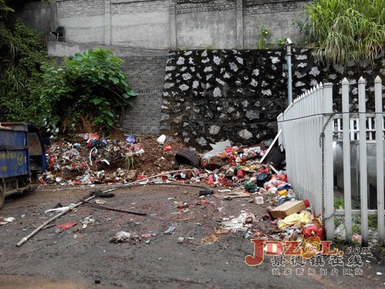 [黑榜]危险，垃圾堆积在天然气调压站旁！