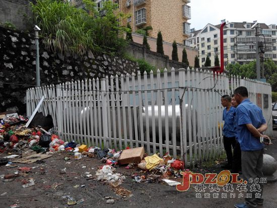 [黑榜]危险，垃圾堆积在天然气调压站旁！