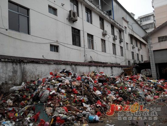 [黑榜]危险，垃圾堆积在天然气调压站旁！