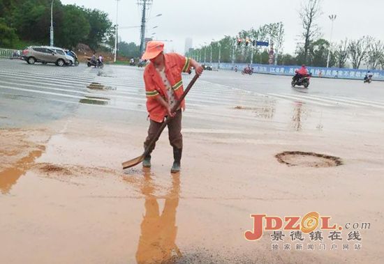 景德镇市昌江区:环卫工人大雨过后清淤忙