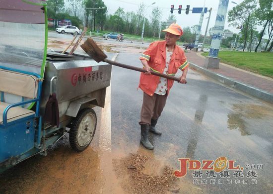 景德镇市昌江区：环卫工人大雨过后清淤忙