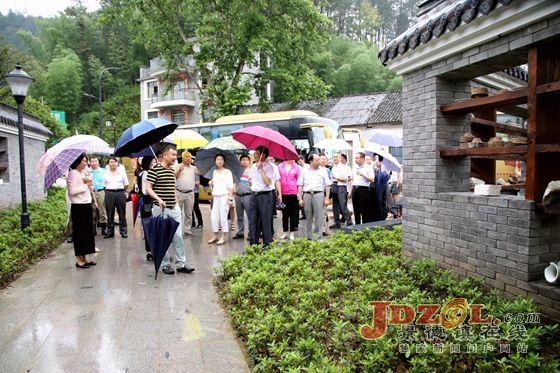 景德镇市直机关干部实地参观城乡环境大整治成果