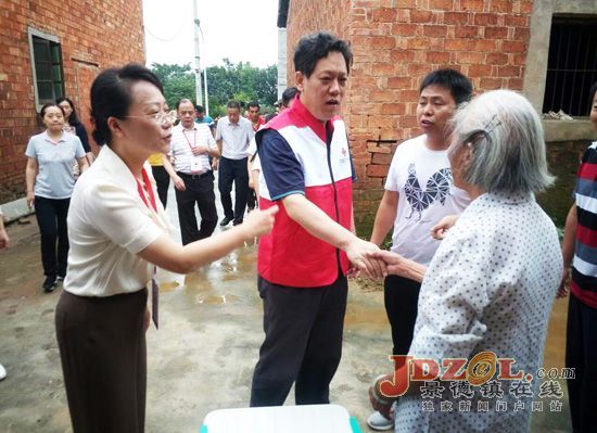 中国红十字会领导来景德镇走访慰问古城村受灾困难户