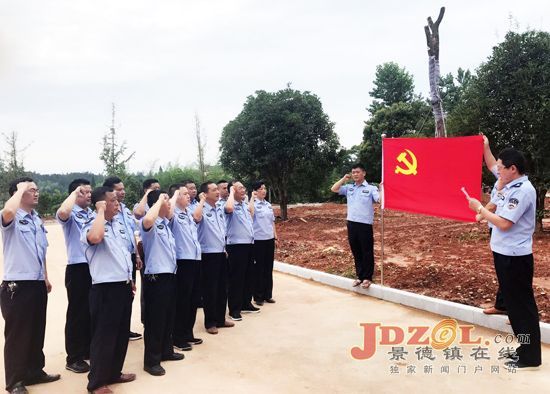 景德镇市打击“两违”办参观洪岩镇环境整治成果