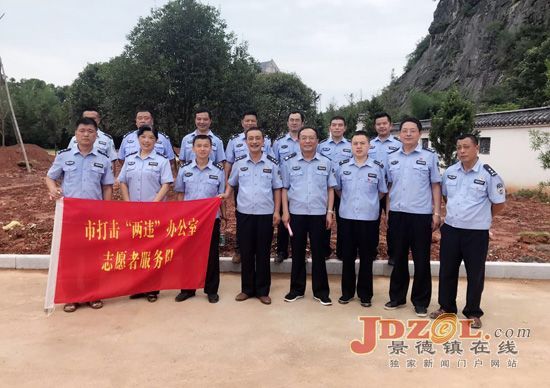 景德镇市打击“两违”办参观洪岩镇环境整治成果