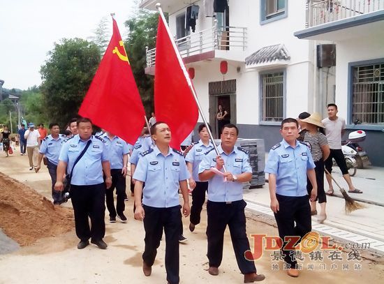 景德镇市打击“两违”办参观洪岩镇环境整治成果