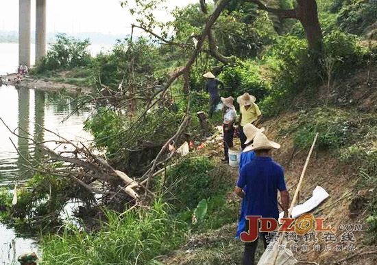 昌江环卫工作者捡拾河道垃圾确保河道清洁