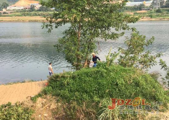 昌江环卫工作者捡拾河道垃圾确保河道清洁
