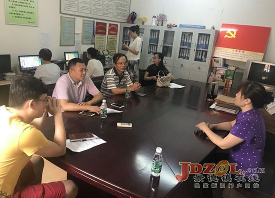景德镇水务公司到洪家山社区开展帮扶工作