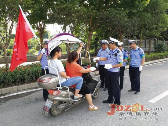 景德镇交警以实际行动助力全国文明城市创建