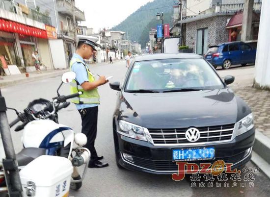 景德镇市交警三大队新厂中队严查机动车乱停乱放