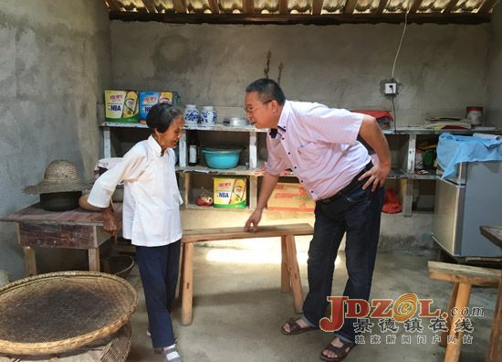 用“脚板儿”丈量民情——访浮梁县黄坛村第一书记马基础