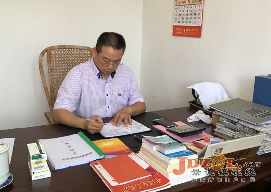 用“脚板儿”丈量民情——访浮梁县黄坛村第一书记马基础