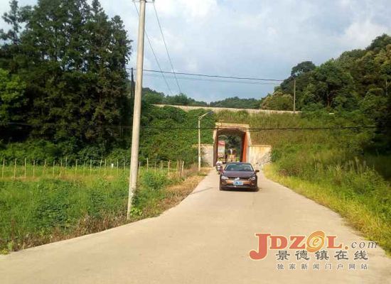 [记者蹲点采访]建设基础设施助力村民脱贫