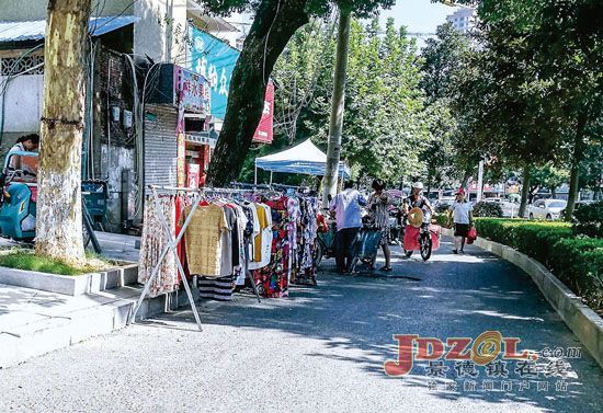 非机动车道岂能变成马路市场