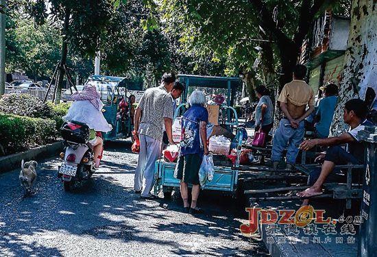 非机动车道岂能变成马路市场