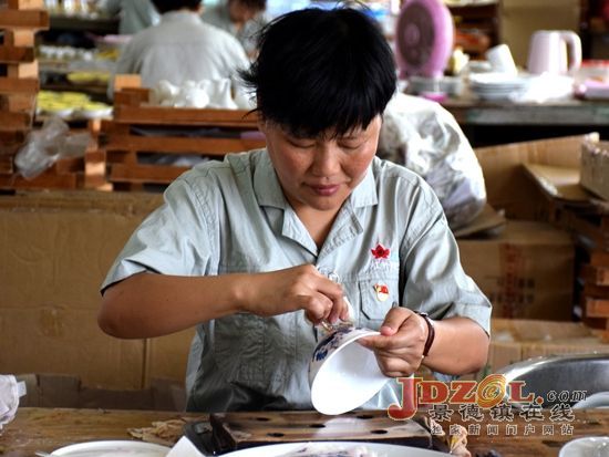 访十九大代表邱赛珍：闪耀基层的贴花先锋