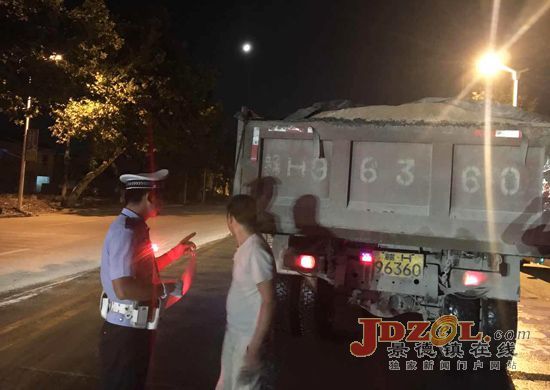 景德镇交警新厂中队开展扬尘集中整治行动