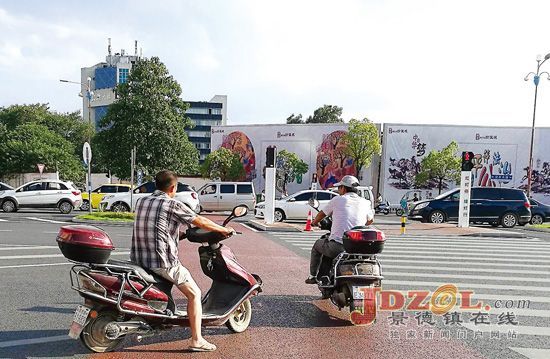 部分行人横过马路,岂能不看红绿灯!
