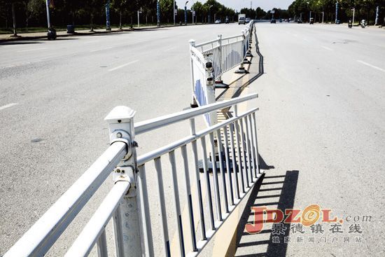 景德西大道：路面、护栏急需修缮！