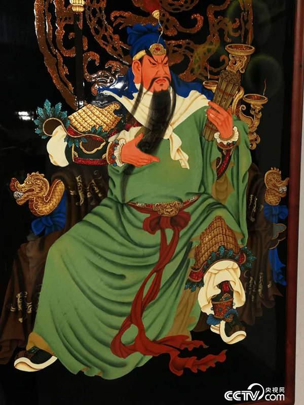 【喜迎十九大 文脉颂中华】非遗传人手掌推得漆面生辉 传承千年“光彩照人”