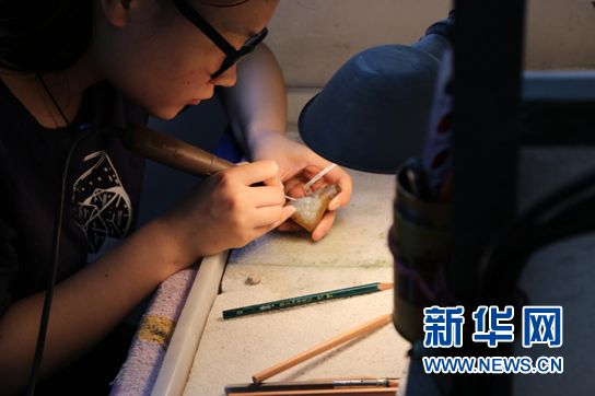 【喜迎十九大·文脉颂中华】全国网络媒体记者探访湖北非物质文化遗产绿松石雕