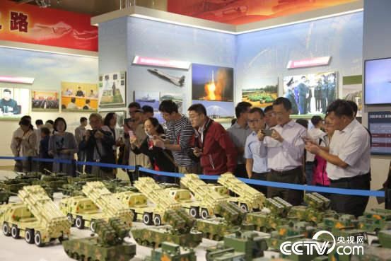 【“砥砺奋进的五年”成就展】中国速度圈粉外国留学生：中国那么大 我想去看看