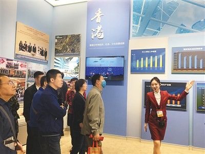 赞“一国两制” 盼祖国统一——“砥砺奋进的五年”大型成就展第八展区参观侧记